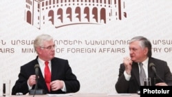Armenia -- OSCE Chair-in-Office and Minister of Foreign Affairs of Ireland Eamon Gilmore (L) and Minister of Foreign Affairs of Armenia Edward Nalbandian at a press conference in Yerevan, 12Jun2012