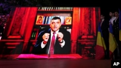 Кандидат в президенты Румынии Джордже Симион обращается к своим приверженцам по видеосвязи после закрытия избирательных участков