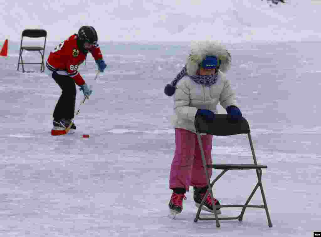 Балдар муз үстүндө бийлөөгө үйрөнүп жатышат.&nbsp;