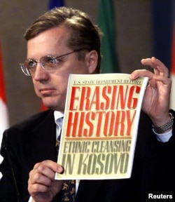 Посол Дэвид Шеффер с докладом относительно геноцида в Косово.