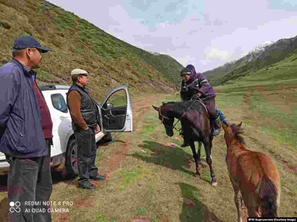 ӨКМ жетекчилиги ашууларды тазалап, малчыларга тоют жеткирүү боюнча бардык иш-аракеттер жүрүп жатканын билдирди.