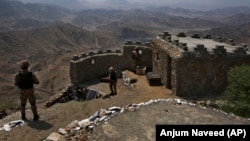 سربازان پاکستانی در یک قرارگاه نظامی نزدیک به سرحد افغانستان 