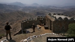 تصویر آرشیف: سربازان پاکستانی مستقر در مرز با افغانستان که همواره با افراد تحریک طالبان پاکستان درگیر بوده اند