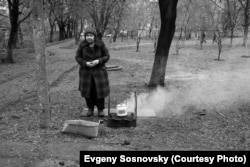 Маріуполь у блокаді. Фото Євгена Сосновського, який зміг виїхати з після 62-х днів і вивезти свій фотоархів