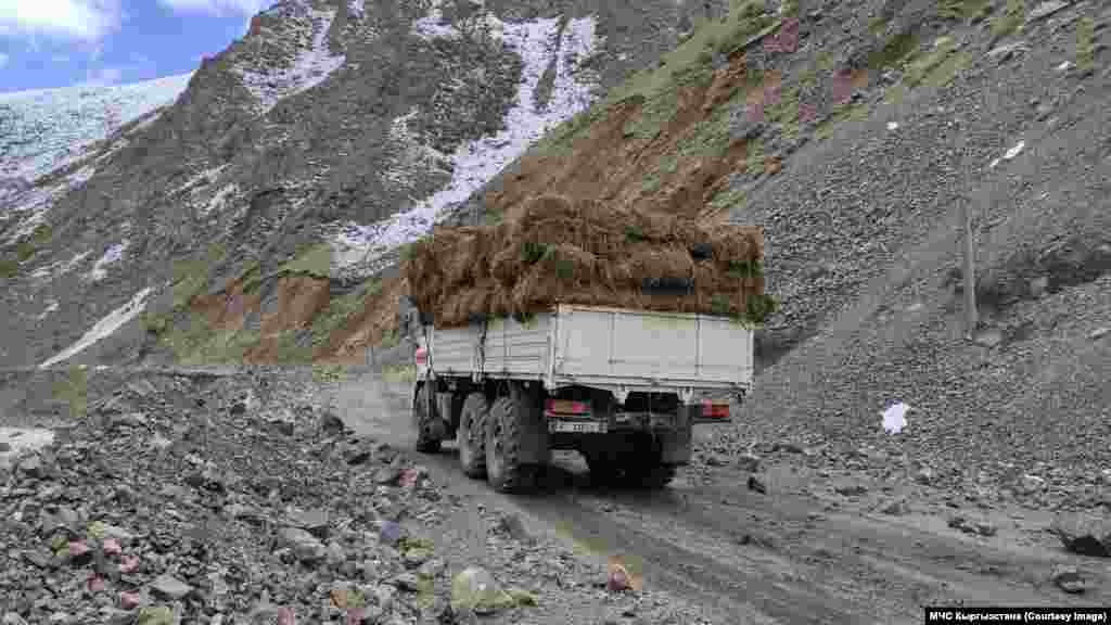 3-июнда ӨКМ Ак-Суу районуна миң түк чөп жеткирилип, тоют жеткирүү жана жолдорду тазалоо иштерине 12 оор техника тартылганын кабарлады.