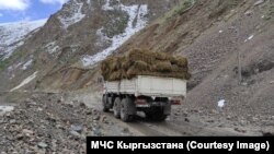 3-июнда ӨКМ Ак-Суу районуна миң түк чөп жеткирилип, тоют жеткирүү жана жолдорду тазалоо иштерине 12 оор техника тартылганын кабарлады.