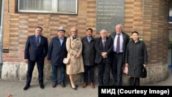 Жүз жыл мурда "Интергелпочулар" Кыргызстанга жолго чыккан станцияга мемориалдык такта орнотулду. Сүрөттө Кыргызстандын жана Словакиянын өкүлдөрү. 28-март, 2025-жыл. 