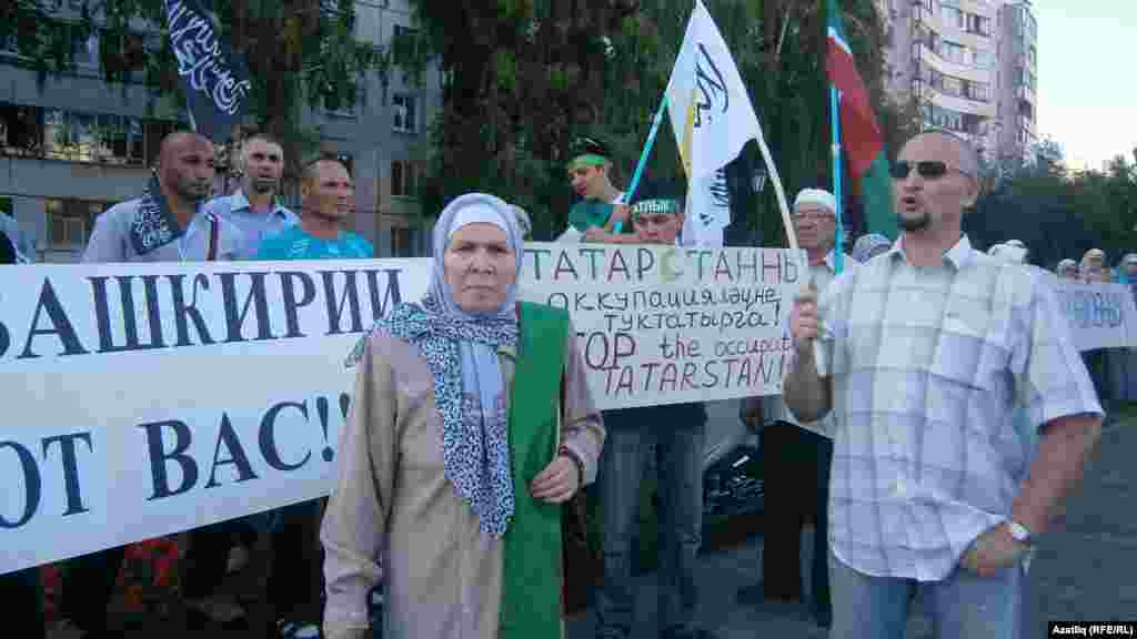 Фәүзия Бәйрәмова пикетчылар арасында