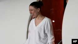 Ксения Карелина учактан түшүп баратат.