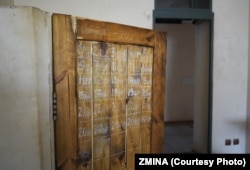 Календарь на стене одной из камер