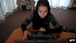 Ооганстан -- Этникалык хазар аял Кабулдагы аялдар үчүн ачылган алгачкы интернет-кафеде, 22-июль, 2012. (Сүрөттүн бул макаланын каарманына тиешеси жок.)