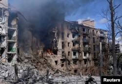 Донецк облусундагы Константиновка шаарында Орусиянын чабуулунан жабыркаган көп кабаттуу үй.