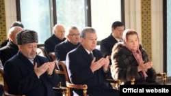 Авторы нового отчета отметили, что правительством Шавката Мирзияева (в центре), как и его предшественника Каримова, «руководит крайне коррумпированная группа».