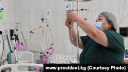 Кыргыз-тажик чек арасында жарадар болгон жоокерди дарылоо учуру. 4-июнь, 2022. 