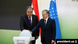 Эмомали Рахмон жана Шавкат Мирзиёев ГЭС куруу долбоорунун ачылышында.