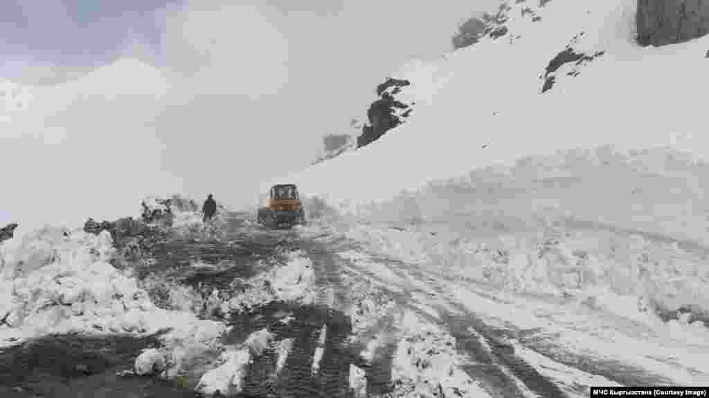 29-31-майда өрөөндө аба ырайы бузулуп, айрым жерде бир метрден өйдө кар жааган.&nbsp;