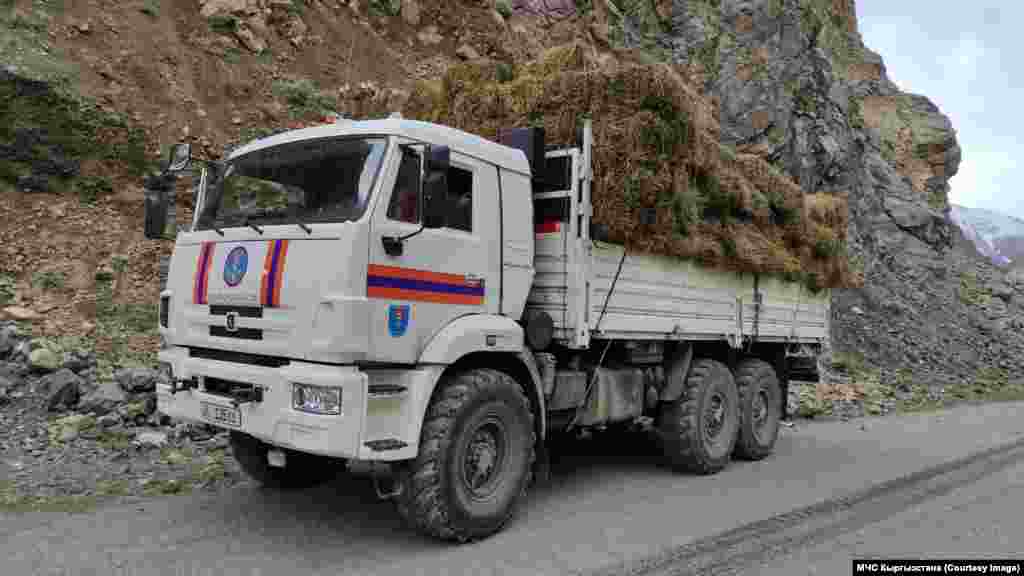 Малчыларга тоют алып бараткан унаа.