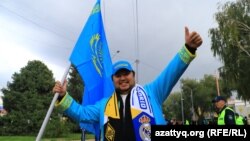 Колоритно одетый мужчина около стадиона «Орталык» в Алматы перед матчем Лиги чемпионов «Кайрат» – «Реал». 30 сентября 2025 года