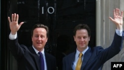 Новоназначенный премьер-министр Великобритании Дэвид Кэмерон и вице-премьер Ник Клегг, 12 мая 2010 г.