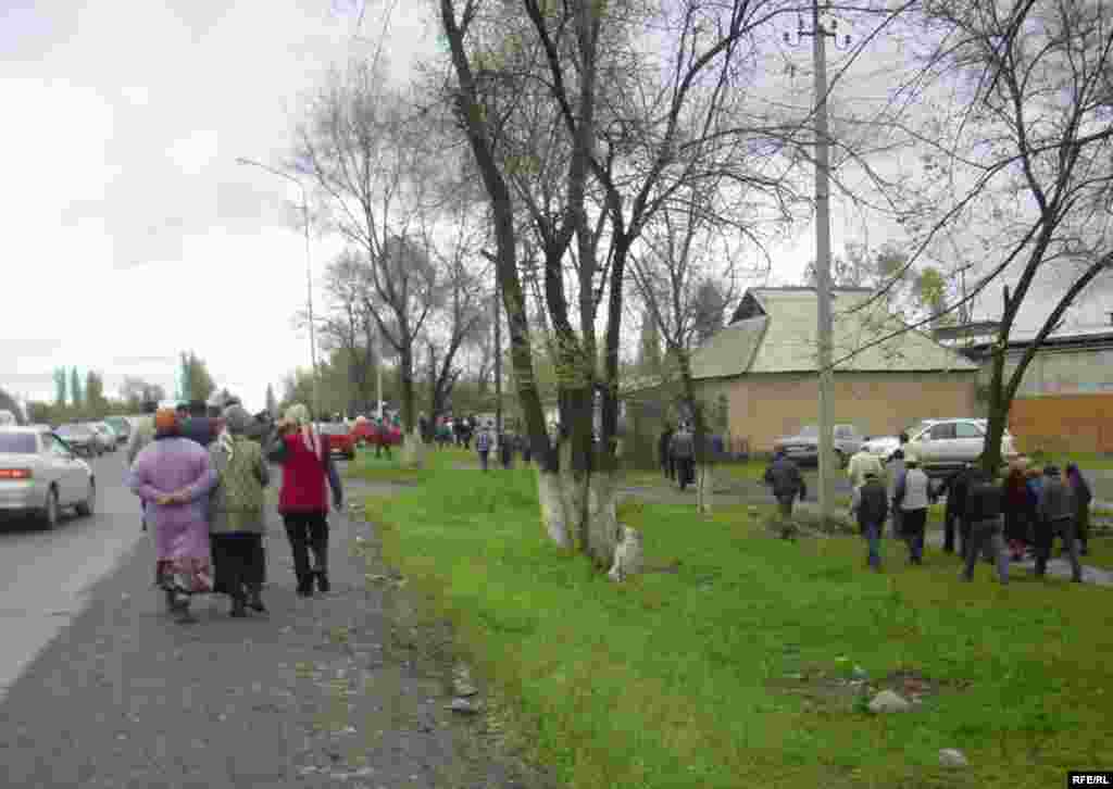 Айылдыктар күрттөрдүн шиши толду деп, алардын  24 саат ичинде көчүп кетишин талап кылышууда. - Kyrgyzstan - The interethnic conflict in the village Petrovka. 26Apr2009