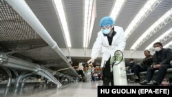 Ishchi COVID-19 koronavirusi tarqalishiga qarshi kurash kampaniyasi doirasida Xitoyning Nanchang shahridagi temiryo‘l stansiyasini dezinfeksiya qilmoqda.