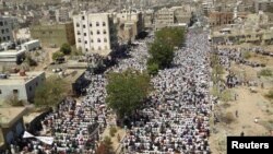 Hökümete garşy protest geçirýän onlarça müň ýemenliler Juma namazyny okaýarlar, Sana, 18-nji fewral.