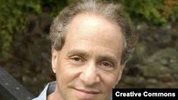 Рэй Курцвайль. Ему 60 лет, но он намерен не стариться, а молодеть