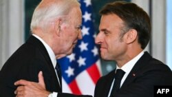 Президент Франції Емманюель Макрон (праворуч) тисне руку президенту США Джо Байдену під час офіційної зустрічі в рамках державного візиту до Франції, 8 червня 2024 року