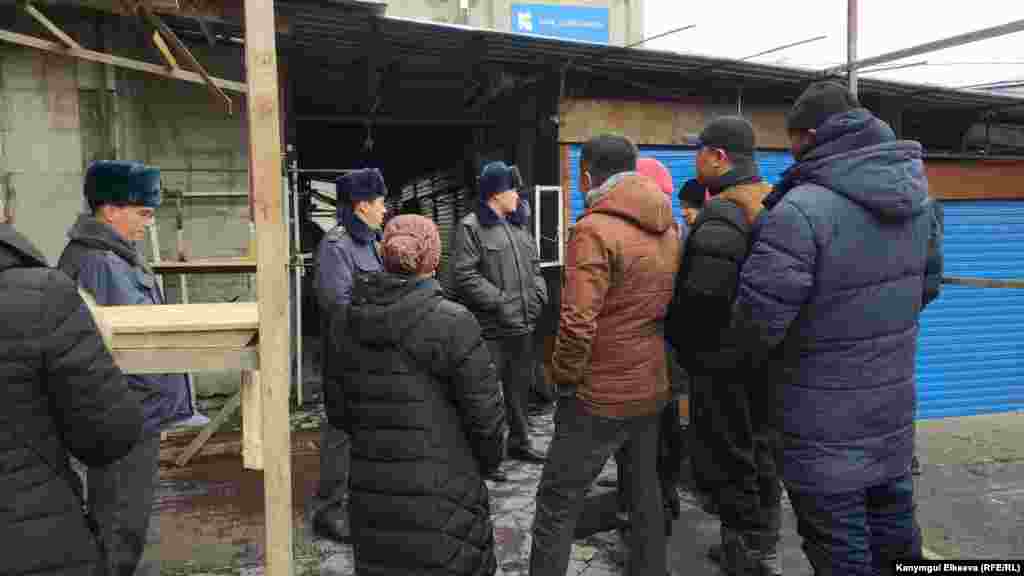 Милиция окуя болгон жерди курчап, коопсуздук үчүн эч кимди киргизбей жатат.&nbsp;