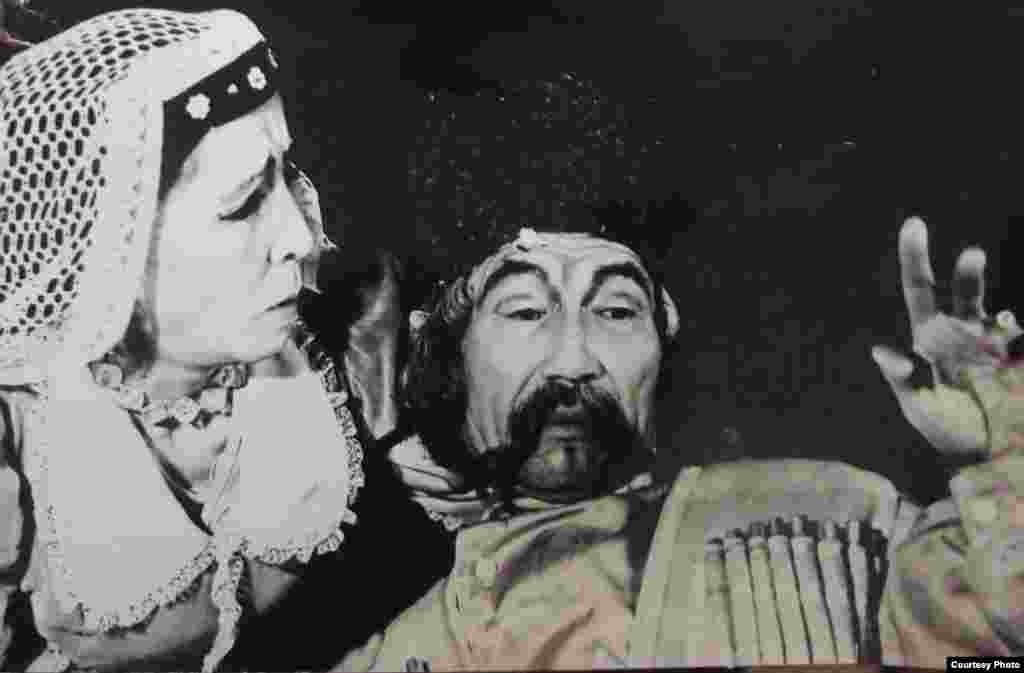 Талантуу жубайлардын атагы Кыргызстандын чегинен да чыгып, казак, уйгур, өзбек, тажик &nbsp;сахналарында көрөрмандардын сүймөнчүлүгүнө айланган.&nbsp;