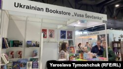 У книжковому павільйоні Україну представляють «Вуса Шевченка» – це перша українська книгарня у Празі. 