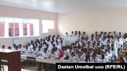 Индиядан келген студенттер. Ош шаары.  Архив.