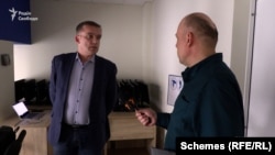Член комісії Юрій Пономаренко з журналістом «Схем»