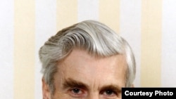 Президент британского «Королевского общества», профессор космологии и астрофизики Кембриджского университета, лорд Мартин Джон Рис (Martin John Rees) http://www.ast.cam.ac.uk/IoA/staff/mjr/