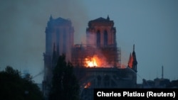 Горящий Нотр-Дам-де-Пари. Вечер 15 апреля 2019 года.