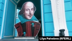 The boy's father said his son has a speech defect and that his therapist advised him to recite literature in public, which is why he was reading Shakespeare on the street.