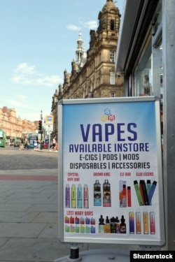 Баннер в Лидсе с рекламой одноразовых вейпов до их запрета