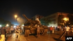 Граждане Турции пытаются захватить танк мятежников.