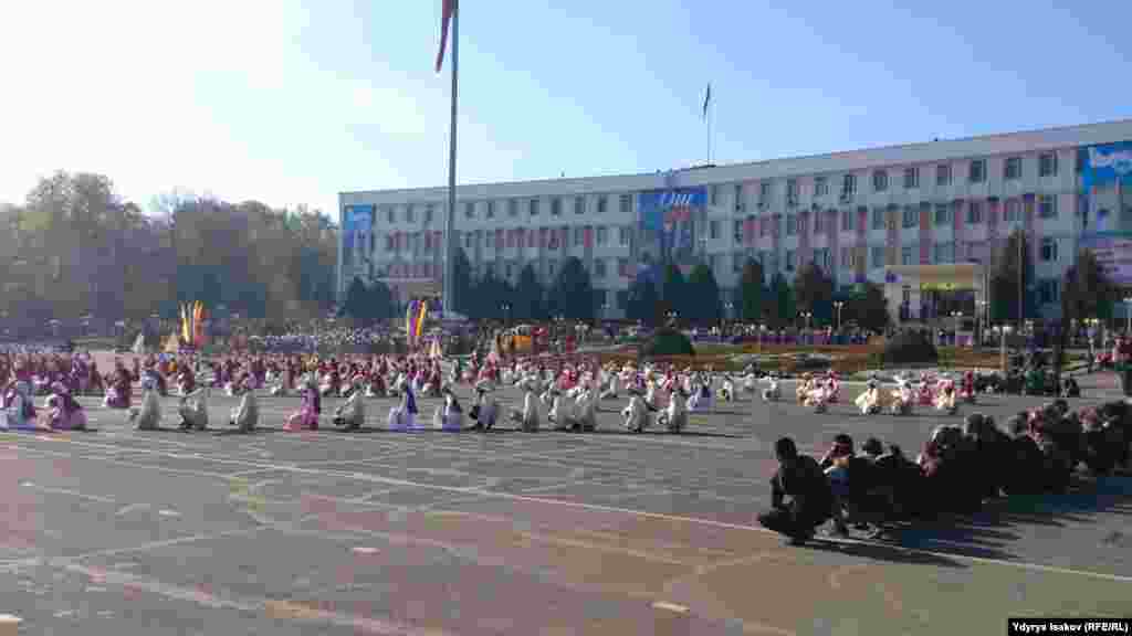 Оштун 3015 жылдык тарыхын массалык театрлаштырылган оюн-зоок менен көрсөтүүгө 1500дөй студент жана окуучу катышты.&nbsp;