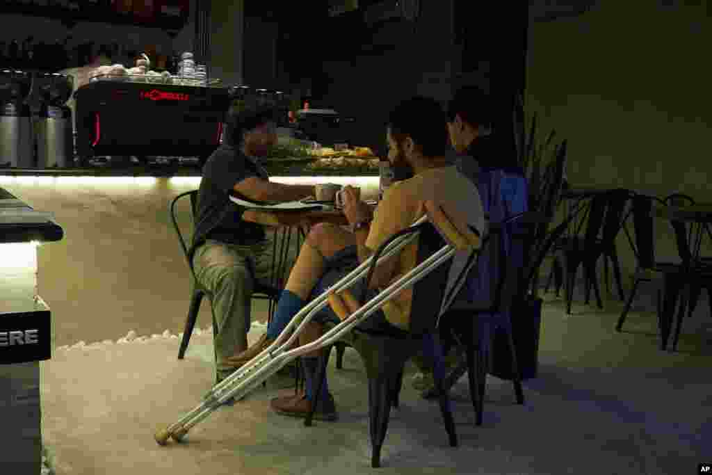 شهری که معمولاً در تمام ساعات شبانه‌روز پر جنب‌وجوش است، بزرگراه‌هایش پر از موتر و برج‌های مسکونی‌اش روشن، در دوران جنگ، بیشتر جمعیتش از آن خارج شدند. شب‌ها تاریکی بر شهر سایه می‌انداخت. افرادی که مانده بودند، بیشتر در خانه‌ها ماندند. از پشت پنجره‌هایشان، صدای انفجارها شنیده می‌شد؛ گاه دور و گاه چنان نزدیک که دیوارها را می‌لرزاند و صدای سیستم دافع هوایی هم پیوسته در فضا می‌پیچید.