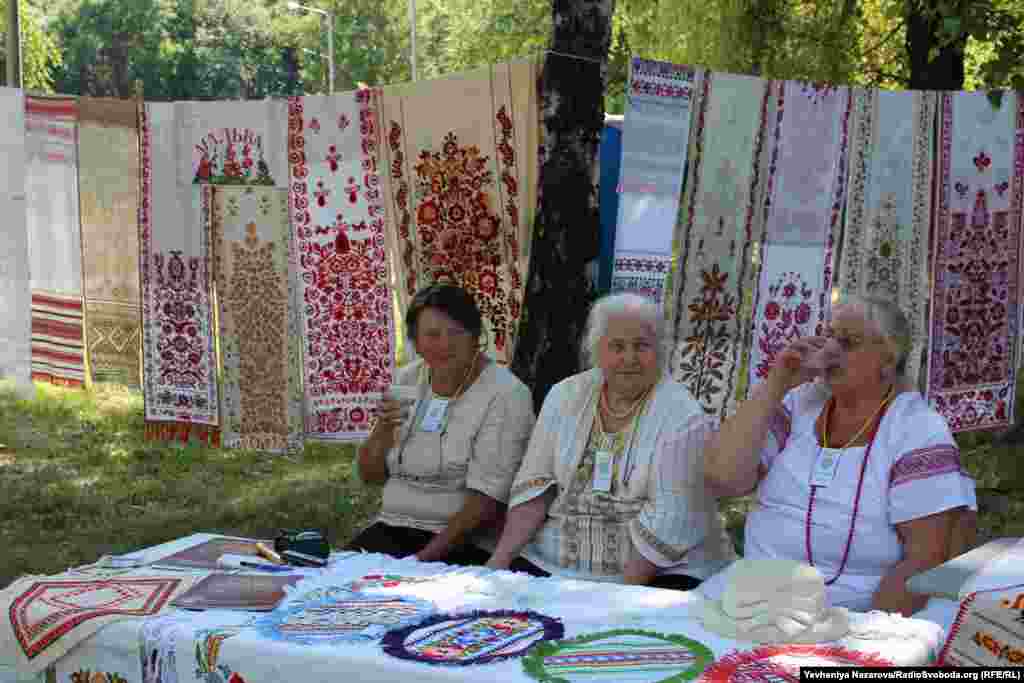 В рамках заходу організовано експозицію робіт народних майстрів під відкритим небом