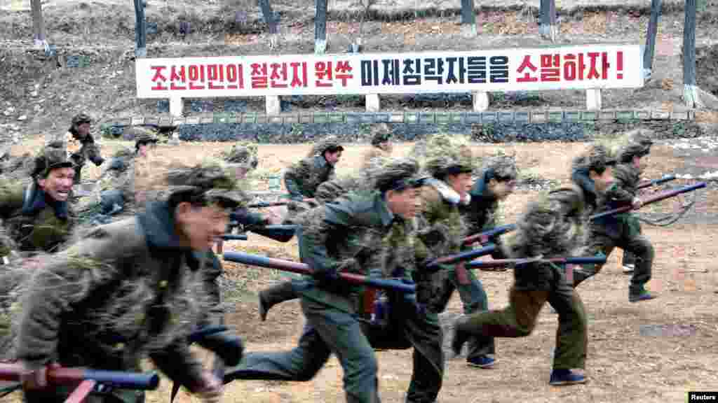 Лондондағы стратегиялық зерттеулер институтының дерегінше, Солтүстік Корея армиясында 1 миллион 190 мың адам бар, ал 600 мың адам резервте тұр.