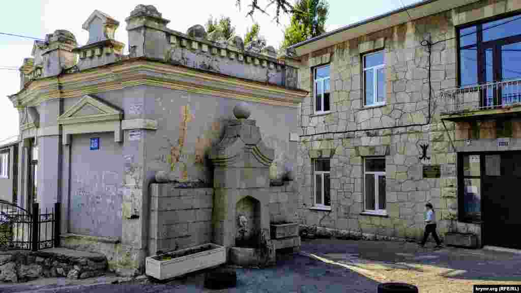 Праворуч розташований місцевий Центр дитячої та юнацької творчості