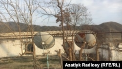 Спутниковые антенны в частном сельском доме, Туркменистан    