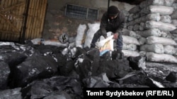 Көмүр саткан кампалардын бири. Бишкек. Ноябрь, 2021-жыл.