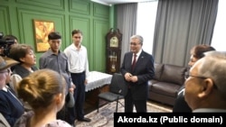 Касым-Жомарт Токаев посещал школу имени Кемеля Токаева в городе Уштобе в 2023 и в 2024-м. На этом снимке он в учебном заведении в декабре 2024 года
