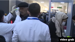 Բուժաշխատողը վրաց-ադրբեջանական սահմանին ստուգում է ուղևորի ջերմությունը, արխիվ