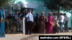 Bankomatyň öňündäki nobat, Mary, sentýabr, 2019