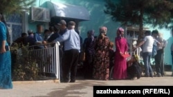 Очередь у банкомата, Мары, сентябрь, 2019   