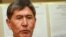 Единый кандидат от оппозиции Кыргызстана на президентских выборах Алмаз Атамбаев на избирательном участке. Бишкек, 23 июля 2009 года. 